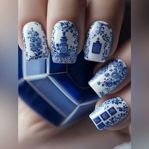 24 Pieces Chinoiserie Blue and White Floral Press-On Nails